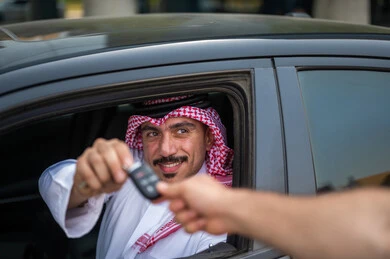 موظف فاليه يستقبل ضيفاً عند وصول المركبة